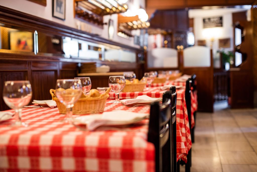 Comedor del restaurante El Buey en la Plaza de la Marina Española de Madrid