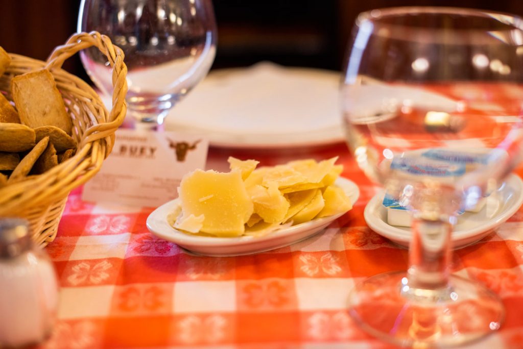 Aperitivo en restaurante El Buey en la Plaza de la Marina Española de Madrid