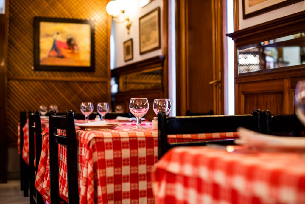 Detalle del comedor de restaurante El Buey en la Plaza de la Marina Española de Madrid