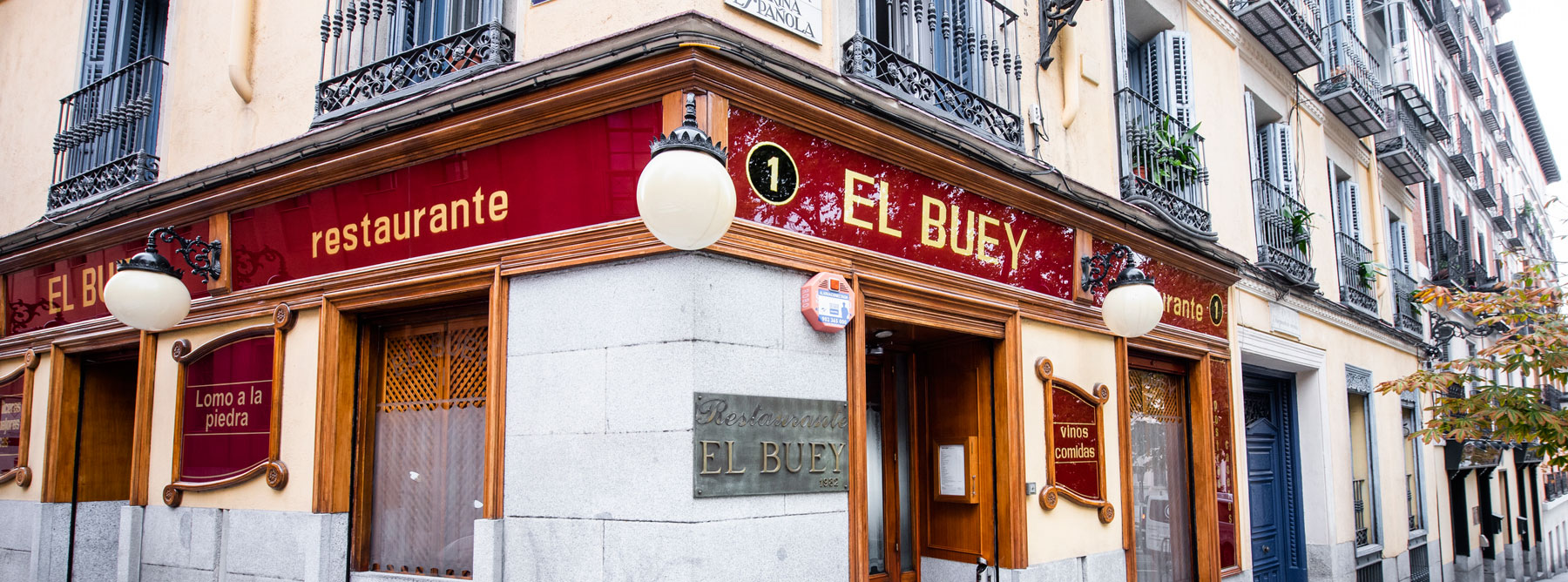 Restaurante El Buey en la Plaza de la Marina Española de Madrid